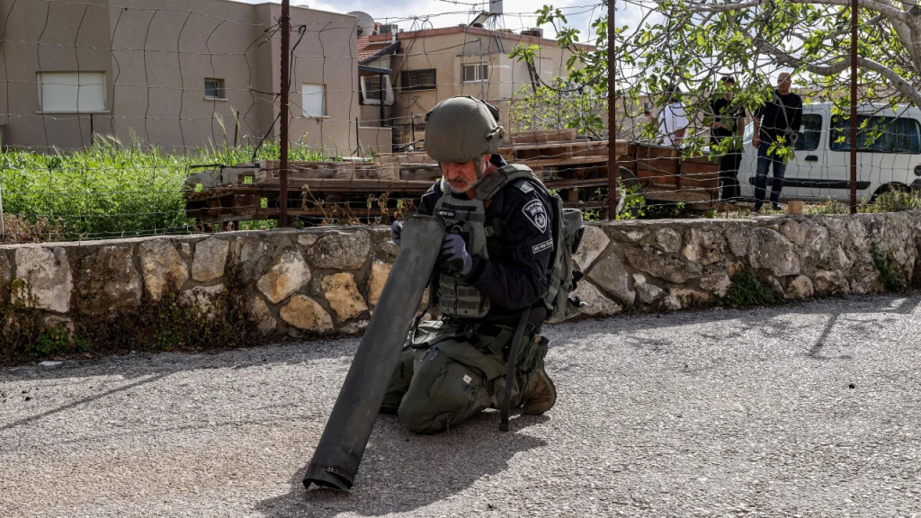 Un miembro de la unidad de desactivación de explosivos de la policía israelí inspecciona los restos de un proyectil disparado desde Líbano e interceptado por Israel en la localidad norteña de Fassuta este jueves. (Crédito: Jalaa Marey/AFP/Getty Images)