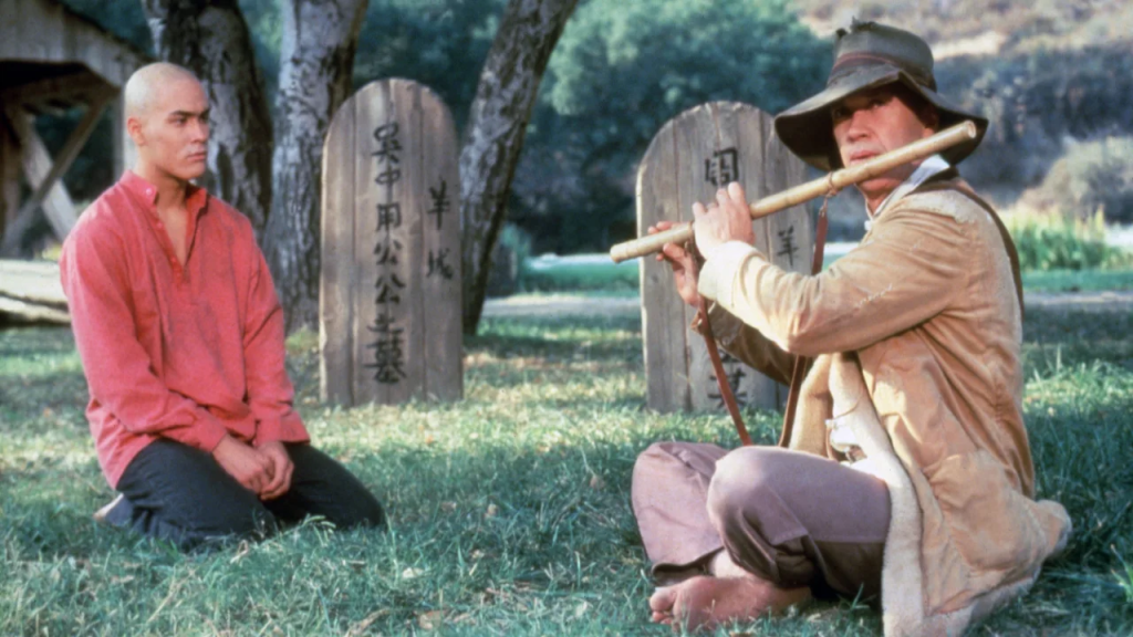 (De izquierda a derecha) Brandon Lee y David Carradine en "Kung Fu: The Movie". (Crédito: Moviestore/Shutterstock)
