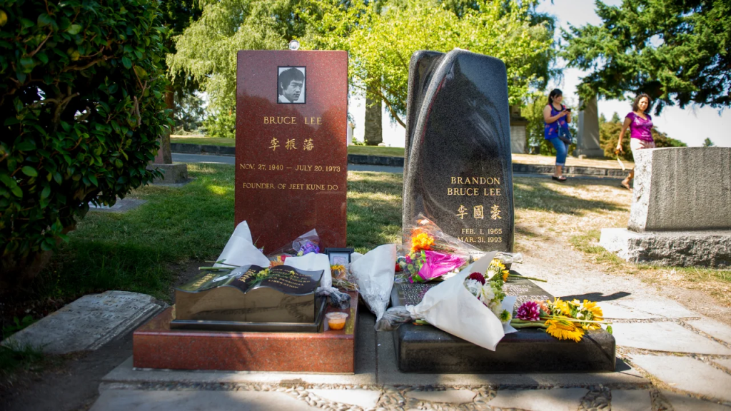 La tumba del actor y artista marcial Brandon Lee y su padre Bruce Lee en el cementerio de Lakeview en Seattle, vista en 2012. (Crédito: Andrew Harnik/AP)
