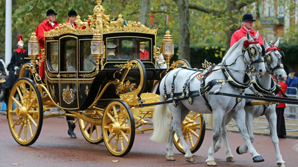 La reina Isabel II del Reino Unido viajó con el entonces príncipe Carlos y Camila en el Diamond Jubilee State Car en 2019 a la inauguración estatal del parlamento.  (Crédito: Isabel Infantes/AFP/Getty Images)
