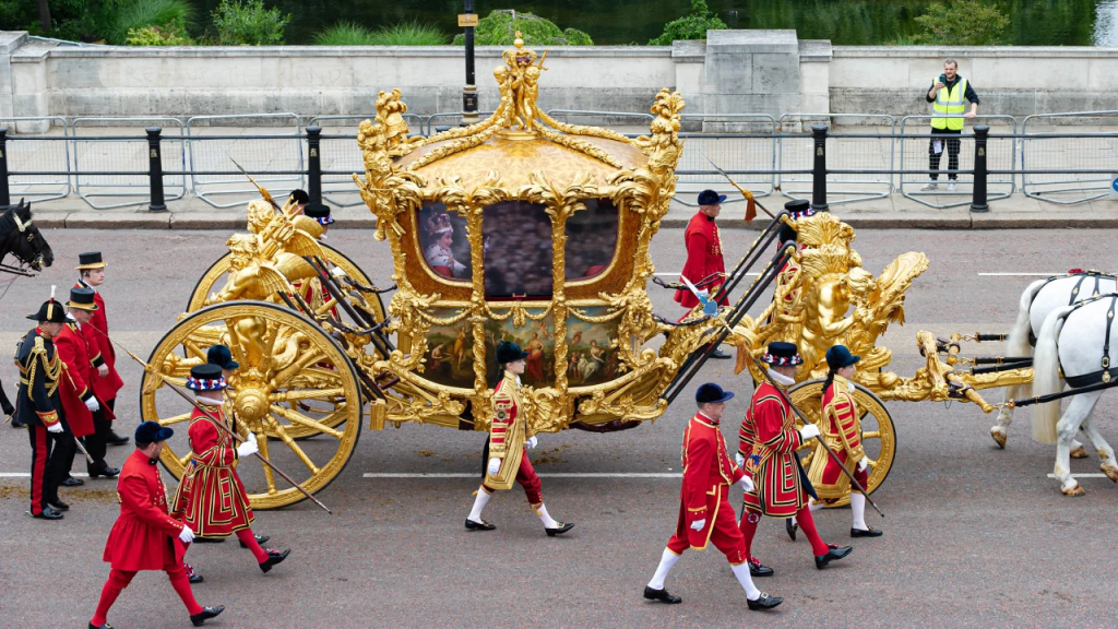 La Carroza de Estado Dorada durante el desfile del Jubileo de Platino frente al Palacio de Buckingham el pasado mes de junio.  (Crédito: Toby Hancock/CNN)