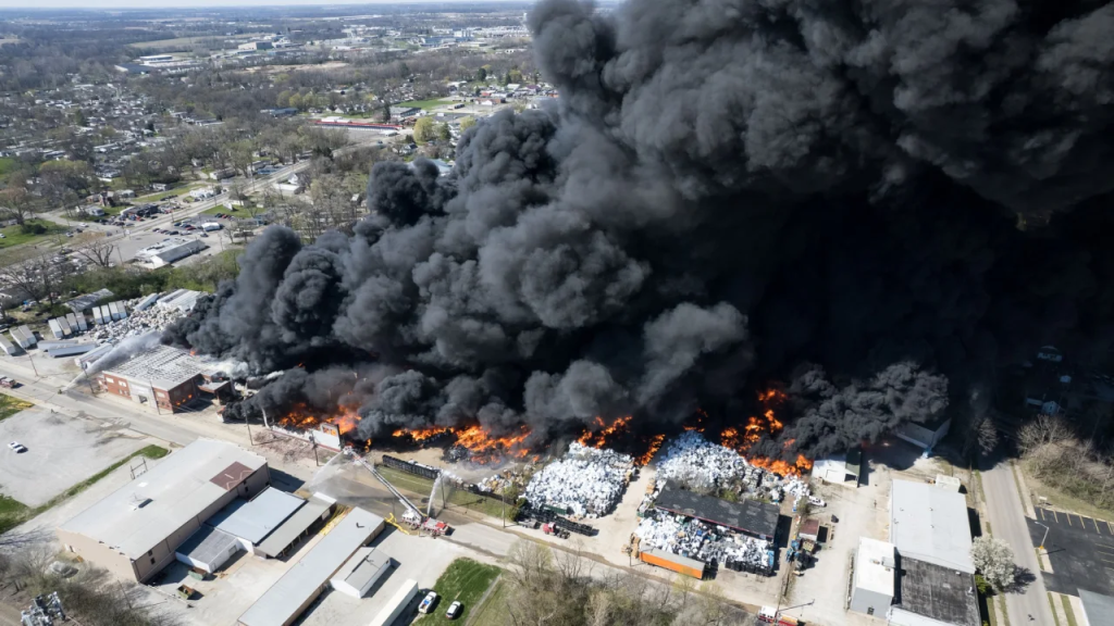 El fuego ardió en un semirremolque antes de propagarse a las instalaciones, dijo un funcionario de bomberos. (Crédito: Kevin Shook/Global Media Enterprise)