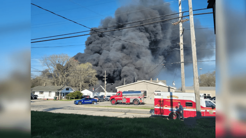 El humo se eleva este martes desde el incendio en Richmond, Indiana. (Crédito: Zach Piatt para AP)
