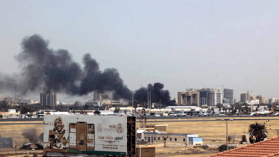 On April 15, 2023, on average from los enfrentamientos en la capital sudanesa, una densa humareda se cerne sobre los edificios cercanos al aeropuerto de Jartum.  (Credit: AFP/Getty Images)