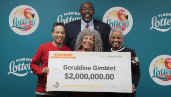 Geraldine Gimblet, al centro, ganó US$ 2 millones en la Lotería de la Florida luego de comprar un billete raspadito de US$ 10. (Crédito: Lotería de Florida)