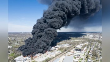 Un gran incendio arde este martes en una planta de reciclaje de Richmond, Indiana. (Crédito: Kevin Shook/Global Media Enterprise)
