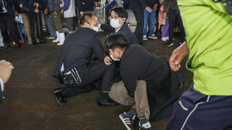 Arrestan a un hombre tras explosión que provocó la evacuación del líder japonés Fumio Kishida durante un discurso