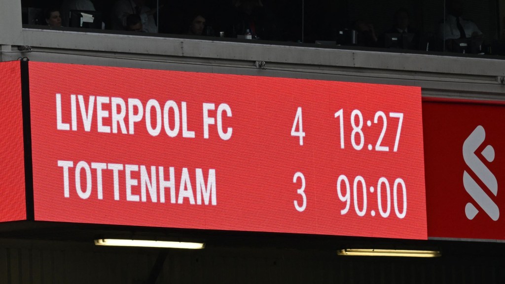 El marcador final tras el partido de fútbol de la Premier League inglesa entre el Liverpool y el Tottenham Hotspur en Anfield, Liverpool, el 30 de abril de 2023. (Crédito: PAUL ELLIS/AFP vía Getty Images)