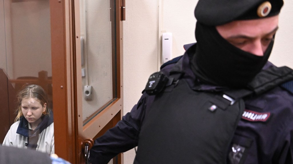 Daria Trepova, acusada de terrorismo por la explosión de una bomba el 2 de abril en una cafetería de San Petersburgo en la que murió el bloguero militar Vladlen Tatarsky (de nombre real Maxim Fomin), asiste a su audiencia de prisión preventiva en el tribunal del distrito de Basmanny, en Moscú, el 4 de abril de 2023. (Crédito: KIRILL KUDRYAVTSEV/AFP vía Getty Images)
