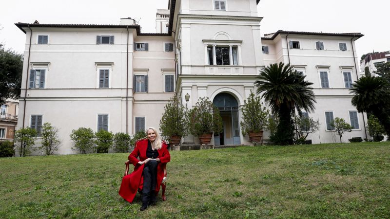 La princesa Rita Boncompagni Ludovisi posa para una fotografía en el exterior de Villa Aurora en Roma, Italia, 16 de noviembre de 2021.