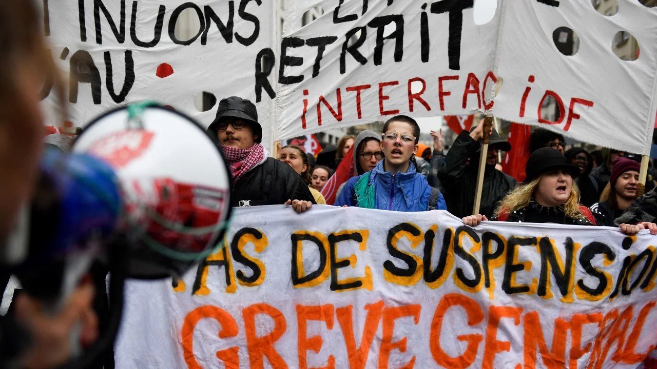 Estudiantes y jóvenes que protestan se reúnen en la estación de tren Gare Saint Lazare en París el 14 de abril de 2023.
