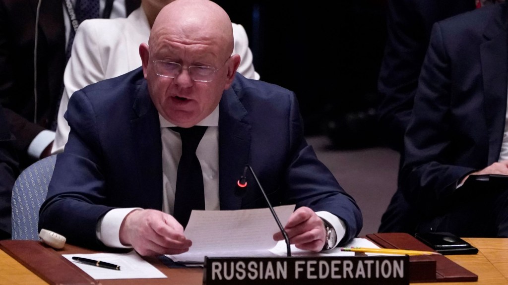 El representante permanente de la Federación Rusa ante la ONU, Vasily Nebenzya, interviene en la reunión del Consejo de Seguridad de las Naciones Unidas sobre el mantenimiento de la paz y la seguridad en Ucrania, en la sede de la ONU en Nueva York, el 24 de febrero de 2023. (Crédito: TIMOTHY A. CLARY/AFP vía Getty Images)