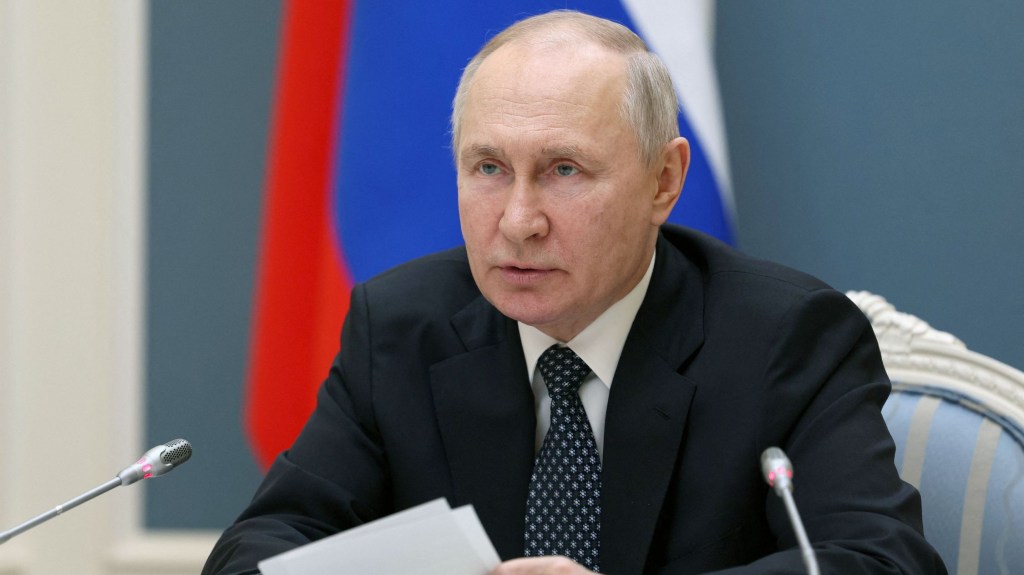 El presidente de Rusia, Vladimir Putin, preside una reunión del Consejo de Seguridad a través de una videoconferencia en Moscú el 5 de abril de 2023. (Crédito: GAVRIIL GRIGOROV/SPUTNIK/AFP vía Getty Images)