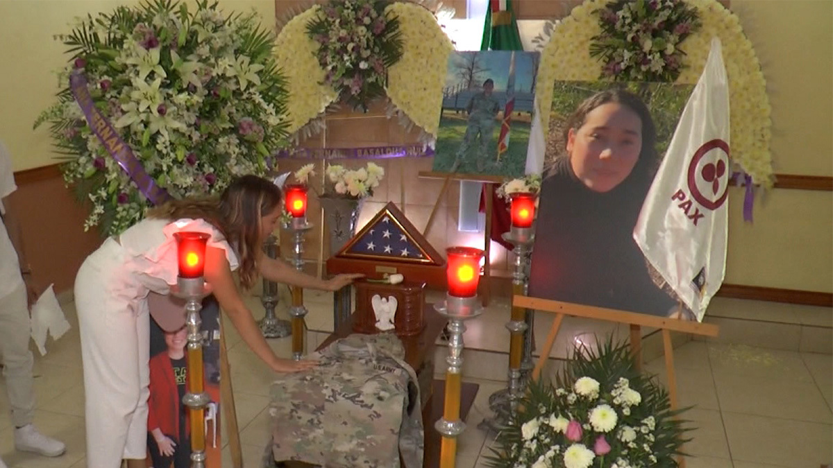 Vestidos de blanco, a petición de la familia, los asistentes rindieron un tributo a Basaldúa Ruiz, cuya muerte sigue bajo investigación del Ejército de EE.UU.