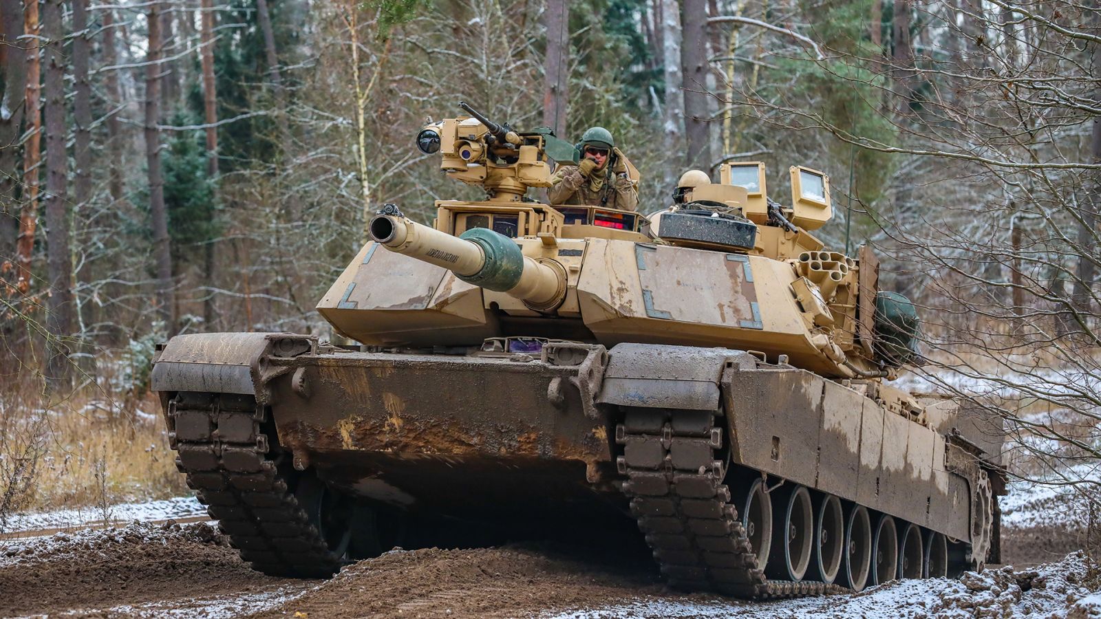 Los soldados de Stadounidenses operan un tanque M1A1 Abrams durante un ejercicio de entrenamiento en Bemowo Piskie, Polonia, el 25 de noviembre de 2022.