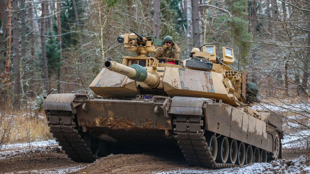 Soldados estadounidenses operan un tanque M1A1 Abrams durante un ejercicio de entrenamiento en Bemowo Piskie, Polonia, el 25 de noviembre de 2022.
