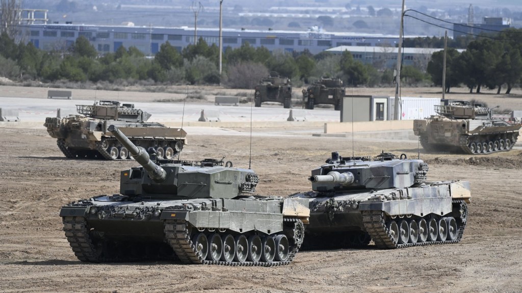 Militares ucranianos reciben entrenamiento de maniobras blindadas en tanques de combate Leopard 2 de fabricación alemana en el centro de entrenamiento del ejército español de San Gregorio, en Zaragoza, el 13 de marzo de 2023. (Crédito: OSCAR DEL POZO/AFP vía Getty Images)