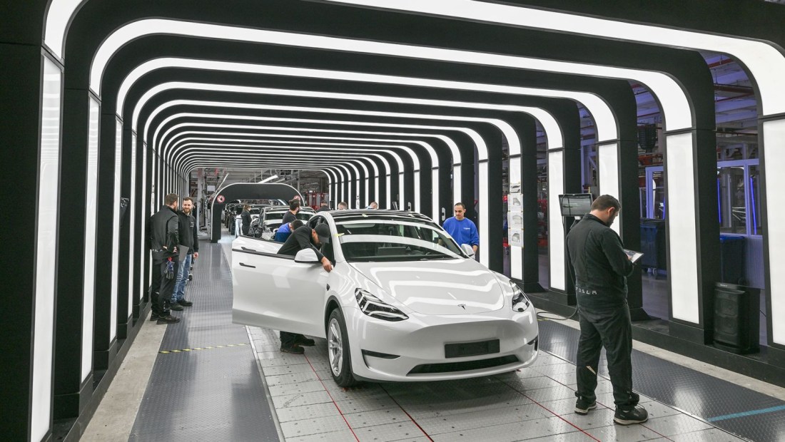 Los empleados de Tesla Gigafactory, en Berlin, Brandenburg, trabajan en la inspección final de los vehículos eléctricos Model Y terminados en Brandenburg, Grünheide, Alemania, el 20 de marzo de 2023.