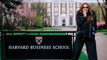 Thalía cumple deseo de su difunto padre al ir por un día a la Universidad de Harvard