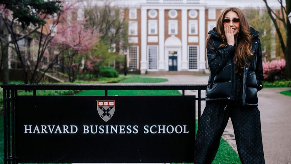 Thalía cumple el deseo de su difunto padre de ir a la Universidad de Harvard por un día