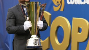 El trofeo de la edición 2015 de la Copa Oro de la Concacaf. (Crédito: Patrick Smith/Getty Images)