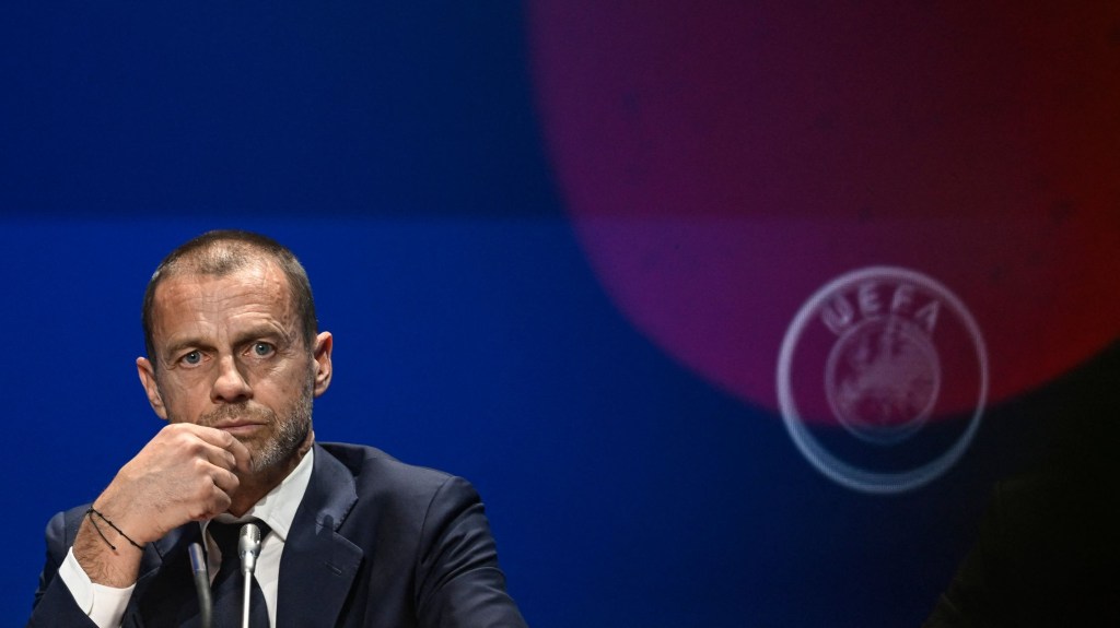El reelegido presidente de la UEFA, Aleksander Ceferin, asiste a una rueda de prensa tras el 47º Congreso de la UEFA celebrado en Lisboa el 5 de abril de 2023. (Crédito: PATRICIA DE MELO MOREIRA/AFP vía Getty Images)