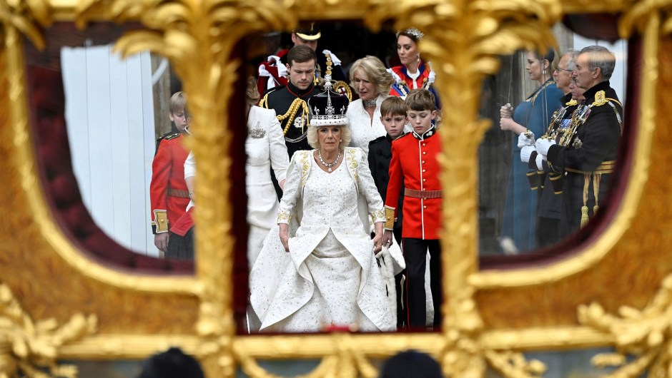 La reina británica Camilla abandona la Abadía de Westminster. (Foto: Toby Melville/Pool/AP)