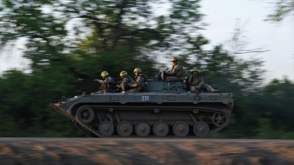 Soldados ucranianos se desplazan en un vehículo de combate de infantería BMP hacia Bakhmut, el 20 de mayo de 2023, en medio de la invasión rusa de Ucrania. (Foto: Sergey Shestak/AFP/Getty Images)