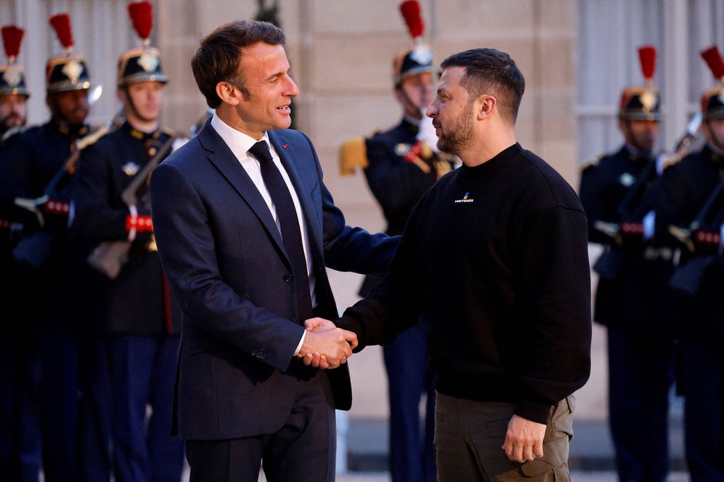 El presidente de Francia, Emmanuel Macron, recibe al presidente de Ucrania, Volodymyr Zelensky (en el palacio presidencial del Elíseo, en París, el domingo 14 de mayo. (Foto: Ludovic Marin/AFP/Getty Images)