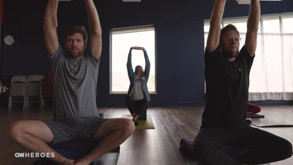 Héroes de CNN ayudan a personas con lesiones cerebrales a través del yoga