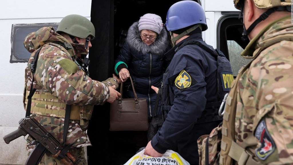 Están evacuando personas de ciudades ucranianas ocupadas por Rusia