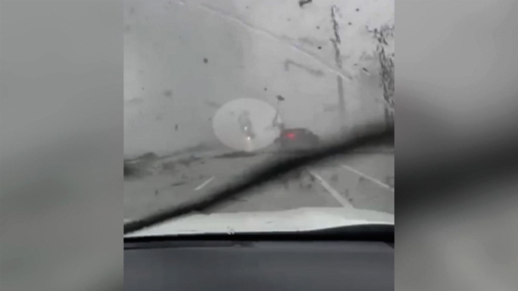 Wideo przedstawiające tornado przewracające samochód na Florydzie