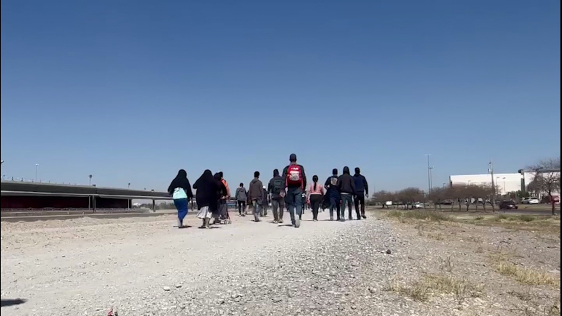 Chicago vive una crisis humanitaria por inmigrantes enviados desde Texas