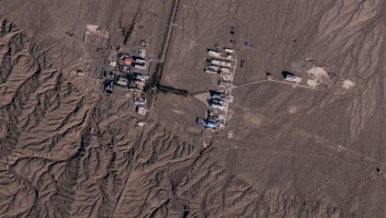Imágenes satelitales de enorme dirigible militar en una base remota de China