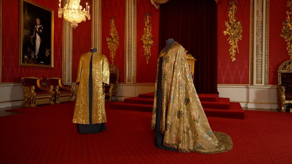 Carlos III también usará ropa de otros reyes cuando sea entronizado