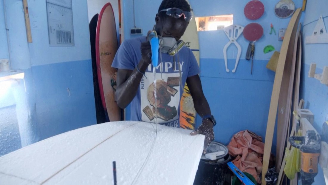 Sus tablas artesanales hacen crecer el surf en Senegal