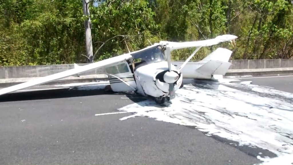 Avioneta cae en una autopista panameña