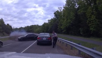 Mira el momento en el que un policía esquiva un auto por poco