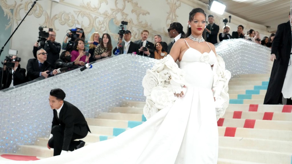 Valió la pena el retraso de Rihanna en la sombra de la Met Gala