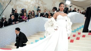 Valió la pena la tardanza de Rihanna en la alfombra de Met Gala
