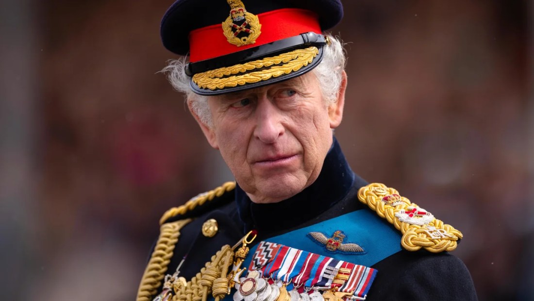 El rey Carlos III en el desfile del Soberano número 200 en la Real Academia Militar de Sandhurst en abril de 2023. (Crédito: Dan Kitwood/Getty Images/Archivo)