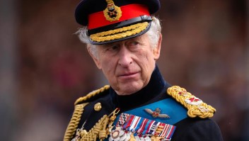 El rey Carlos III en el desfile del Soberano número 200 en la Real Academia Militar de Sandhurst en abril de 2023. (Crédito: Dan Kitwood/Getty Images/Archivo)