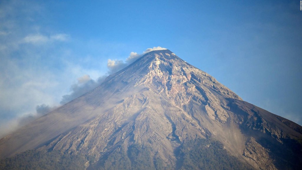 Grandes columnas de humor emanan del volcán de Fuego de Guatemala