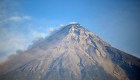 Grandes columnas de humo emanan del volcán de Fuego de Guatemala