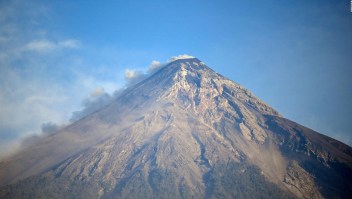 Grandes columnas de humo emanan del volcán de Fuego de Guatemala
