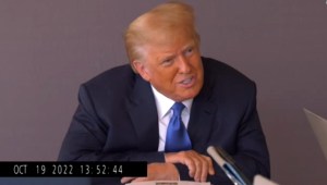 Un Trump agitado aparece en cintas de declaración recién publicadas