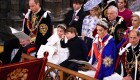 El príncipe Luis, uno de los nietos del rey, señala algo a su hermana, la princesa Carlota, durante la ceremonia. Les acompañan sus padres, el príncipe William y Catherine, la princesa de Gales. (Foto: Yui Mok/Pool/Reuters)