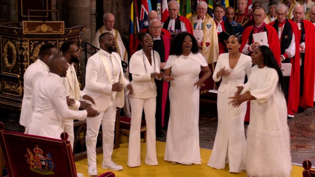 canto del coro gospel ""aleluya""    durante la coronación del rey Carlos III