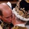 El príncipe William besa a su padre en la mejilla durante la ceremonia. (Foto: Yui Mok/Pool/AFP/Getty Images)