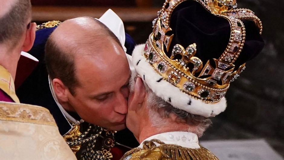 El príncipe William besa a su padre en la mejilla durante la ceremonia. (Foto: Yui Mok/Pool/AFP/Getty Images)
